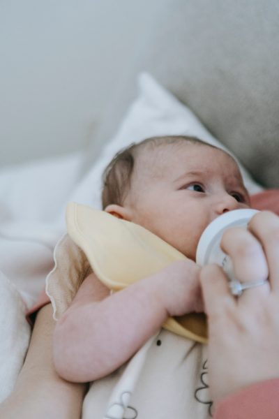 Baby mit Flasche - was kosten Kinder